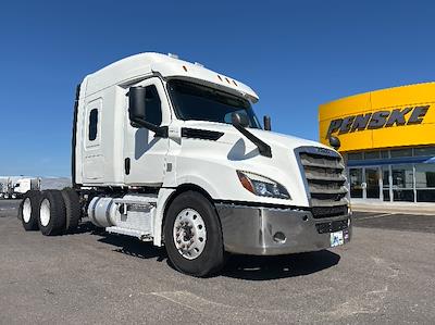 Used 2020 Freightliner Cascadia Detroit DD15AT Semi Truck with Sleeper Cab for sale #352279 - photo 1