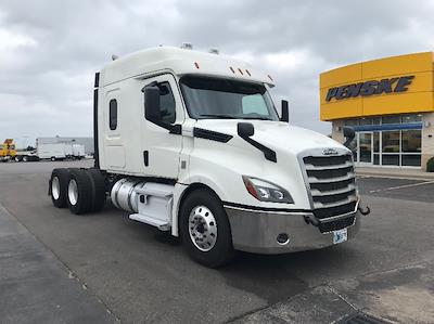 Used 2020 Freightliner Cascadia Detroit DD15AT Semi Truck with Sleeper Cab for sale #352280 - photo 1