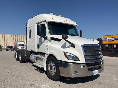 Used 2020 Freightliner Cascadia Detroit DD15AT Semi Truck with Sleeper Cab for sale #352287 - photo 1