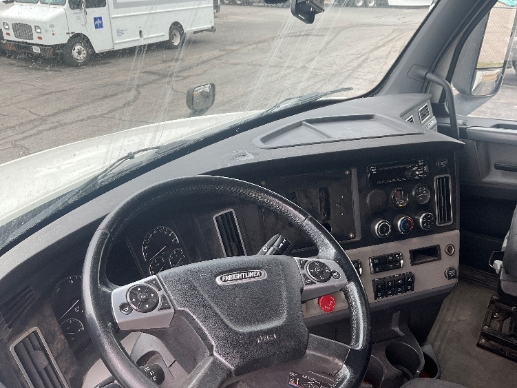 Used 2020 Freightliner Cascadia - photo 12