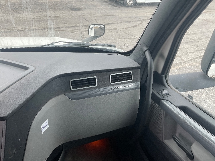 Used 2020 Freightliner Cascadia - photo 15