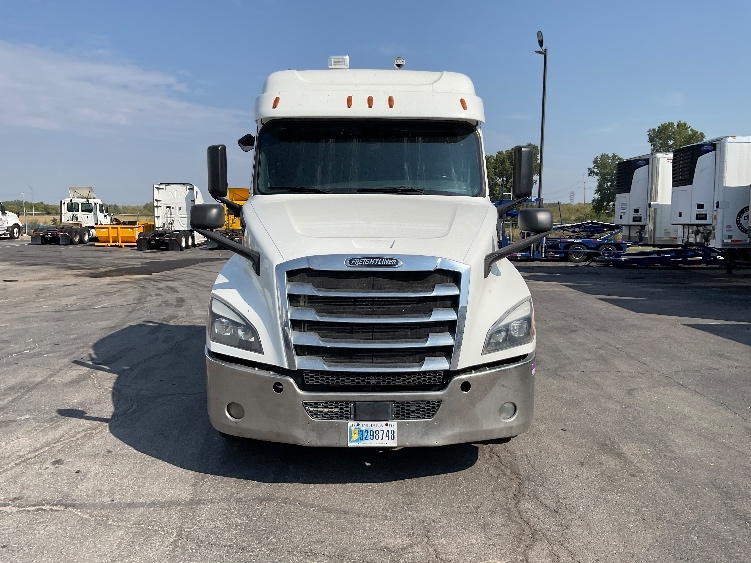 Used 2020 Freightliner Cascadia - photo 2