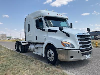 Used 2020 Freightliner Cascadia Detroit DD15AT Semi Truck with Sleeper Cab for sale #352298 - photo 1