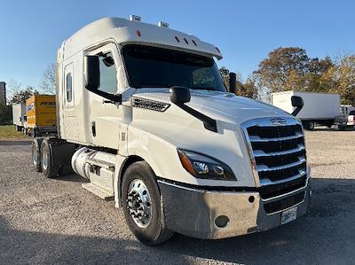 Used 2020 Freightliner Cascadia Detroit DD15AT Semi Truck with Sleeper Cab for sale #352307 - photo 1