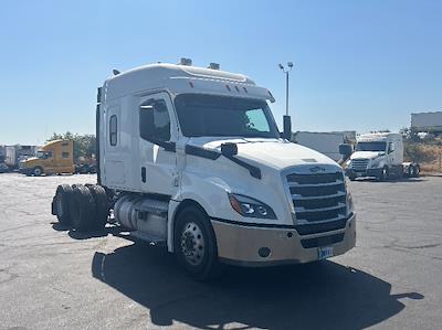 Used 2020 Freightliner Cascadia Detroit DD15AT Semi Truck with Sleeper Cab for sale #352310 - photo 1