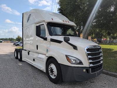Used 2020 Freightliner Cascadia Detroit DD15AT Semi Truck with Sleeper Cab for sale #352377 - photo 1