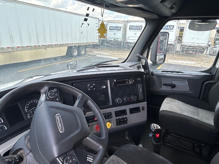 Used 2020 Freightliner Cascadia - photo 12