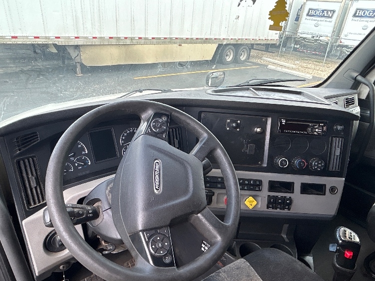 Used 2020 Freightliner Cascadia - photo 13