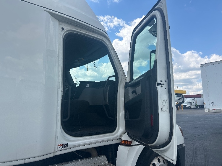 Used 2020 Freightliner Cascadia - photo 15