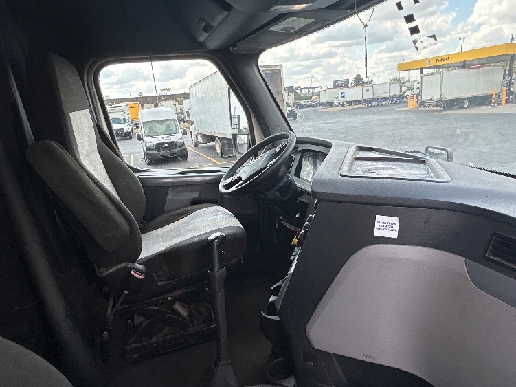 Used 2020 Freightliner Cascadia - photo 17