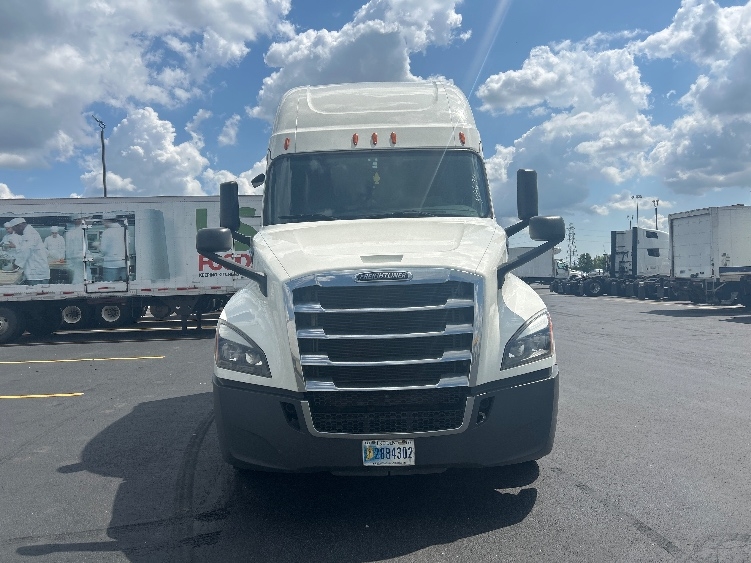 Used 2020 Freightliner Cascadia - photo 2