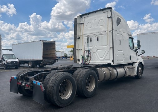 Used 2020 Freightliner Cascadia - photo 9
