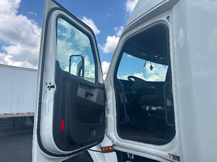 Used 2020 Freightliner Cascadia - photo 11
