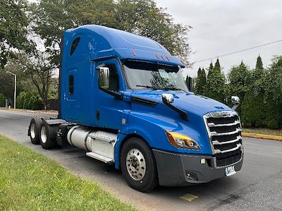 Used 2020 Freightliner Cascadia Detroit DD15AT Semi Truck with Sleeper Cab for sale #352731 - photo 1