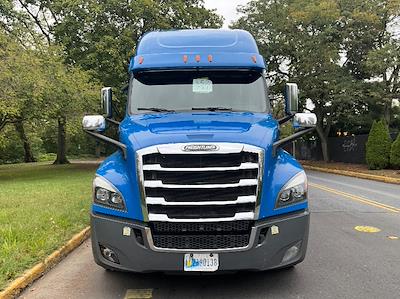 Used 2020 Freightliner Cascadia Detroit DD15AT Semi Truck with Sleeper Cab for sale #352731 - photo 2