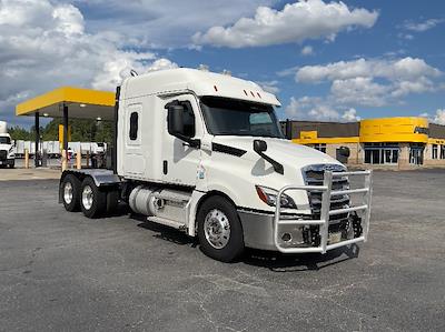 Used 2020 Freightliner Cascadia Detroit DD15AT Semi Truck with Sleeper Cab for sale #352756 - photo 1