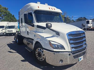 Used 2020 Freightliner Cascadia Detroit DD15AT Semi Truck with Sleeper Cab for sale #352757 - photo 1