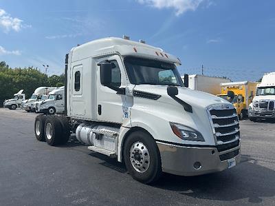 Used 2020 Freightliner Cascadia Detroit DD15AT Semi Truck with Sleeper Cab for sale #352772 - photo 1
