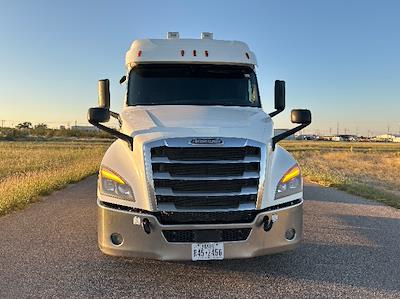 Used 2020 Freightliner Cascadia Detroit DD15AT Semi Truck with Sleeper Cab for sale #352784 - photo 2