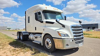 Used 2020 Freightliner Cascadia Detroit DD15AT Semi Truck with Sleeper Cab for sale #352785 - photo 1