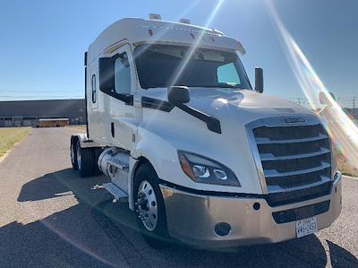 Used 2020 Freightliner Cascadia Detroit DD15AT Semi Truck with Sleeper Cab for sale #352787 - photo 1