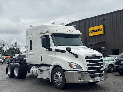 Used 2020 Freightliner Cascadia Detroit DD15AT Semi Truck with Sleeper Cab for sale #352789 - photo 1