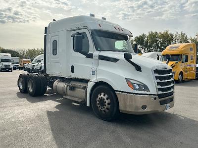 Used 2020 Freightliner Cascadia Detroit DD15AT Semi Truck with Sleeper Cab for sale #352793 - photo 1