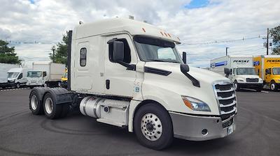 Used 2020 Freightliner Cascadia Detroit DD15AT Semi Truck with Sleeper Cab for sale #352802 - photo 1
