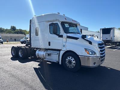 Used 2020 Freightliner Cascadia Detroit DD15AT Semi Truck with Sleeper Cab for sale #352803 - photo 1