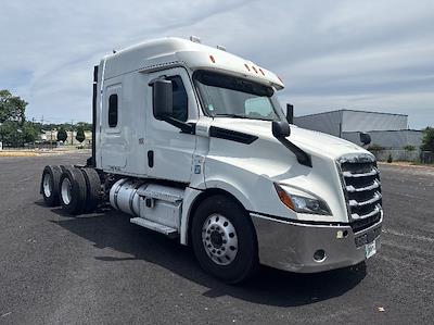 Used 2020 Freightliner Cascadia Detroit DD15AT Semi Truck with Sleeper Cab for sale #352804 - photo 1
