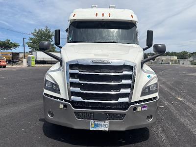 Used 2020 Freightliner Cascadia Detroit DD15AT Semi Truck with Sleeper Cab for sale #352804 - photo 2
