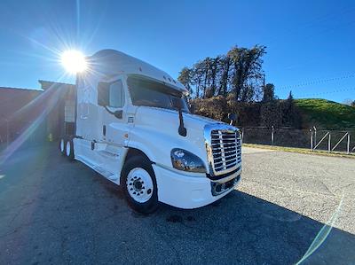 Used 2020 Freightliner Cascadia Detroit DD15AT Semi Truck with Sleeper Cab for sale #353910 - photo 1