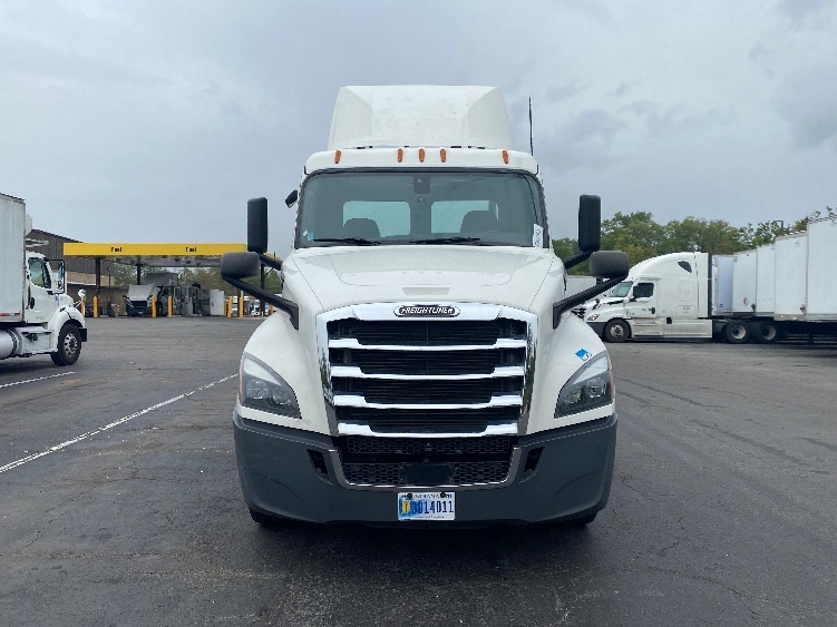 Used 2020 Freightliner Cascadia - photo 2