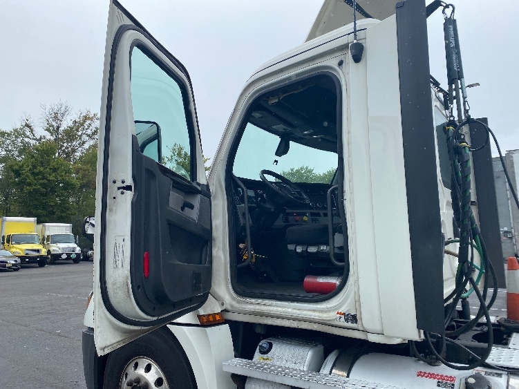 Used 2020 Freightliner Cascadia - photo 11