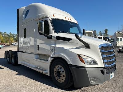 Used 2020 Freightliner Cascadia Detroit DD15AT Semi Truck with Sleeper Cab for sale #354727 - photo 1