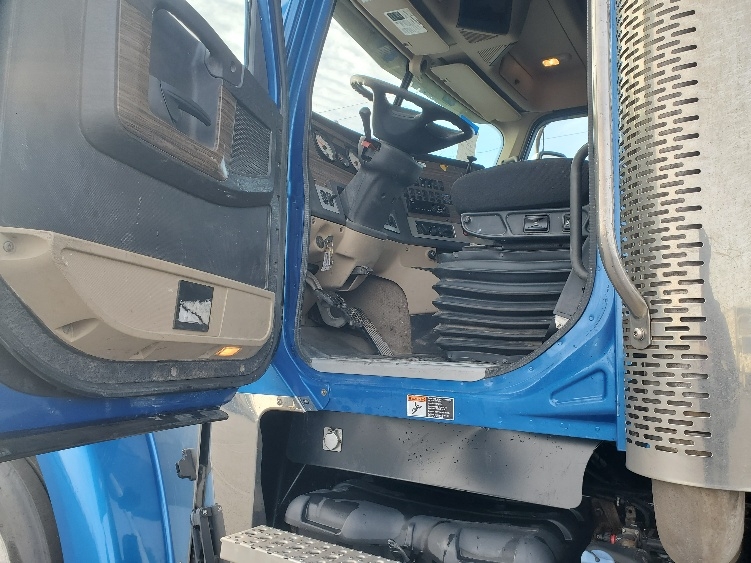 Used 2020 Freightliner Coronado - photo 11
