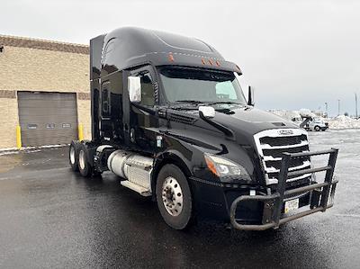 Used 2020 Freightliner Cascadia Detroit DD15AT Semi Truck with Sleeper Cab for sale #356266 - photo 1