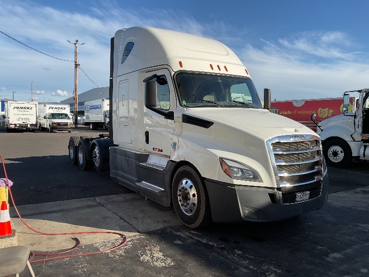 Used 2020 Freightliner Cascadia - photo 1