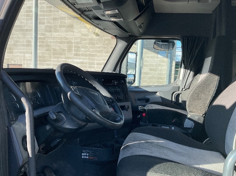Used 2020 Freightliner Cascadia - photo 12