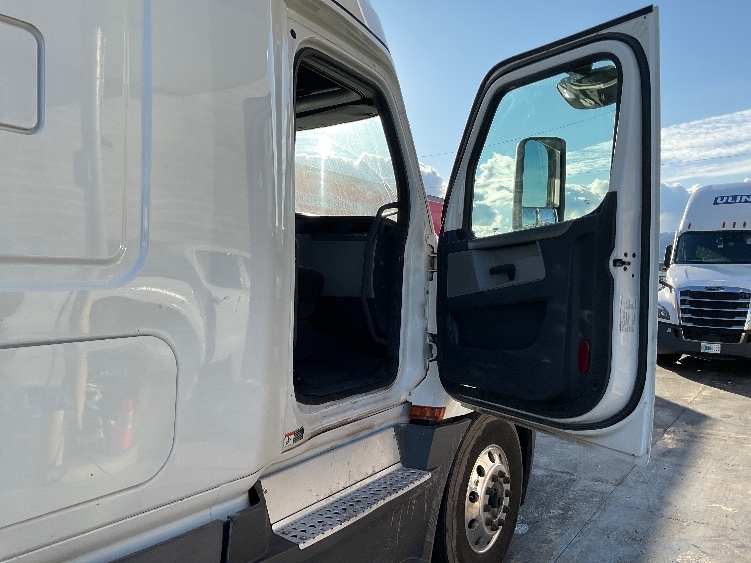Used 2020 Freightliner Cascadia - photo 15