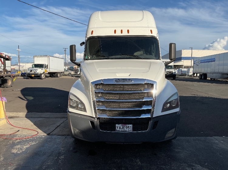 Used 2020 Freightliner Cascadia - photo 2