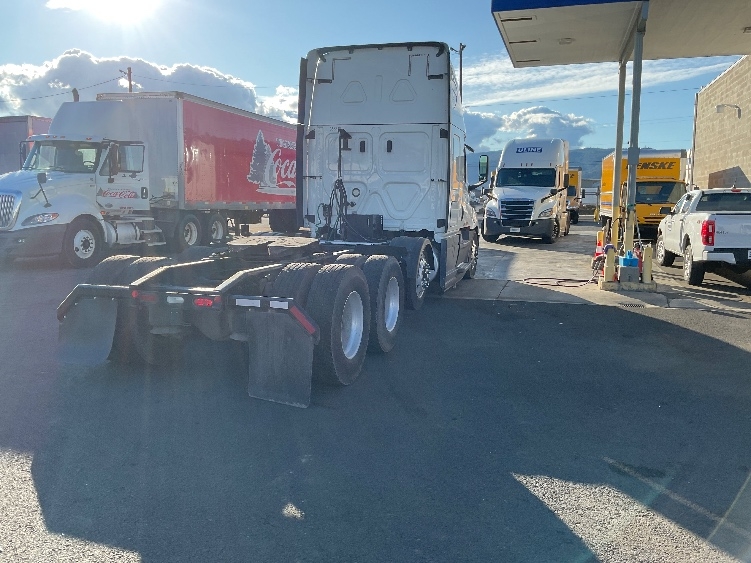 Used 2020 Freightliner Cascadia - photo 9