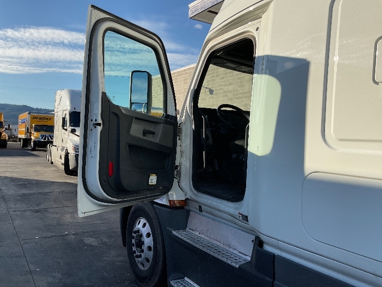 Used 2020 Freightliner Cascadia - photo 11