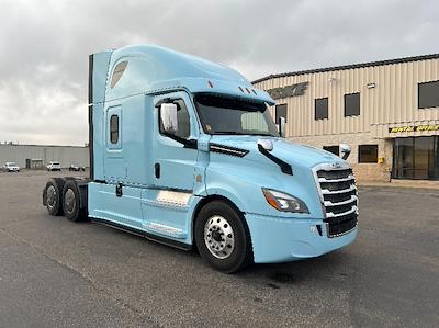 Used 2020 Freightliner Cascadia Detroit DD15AT Semi Truck with Sleeper Cab for sale #356392 - photo 1