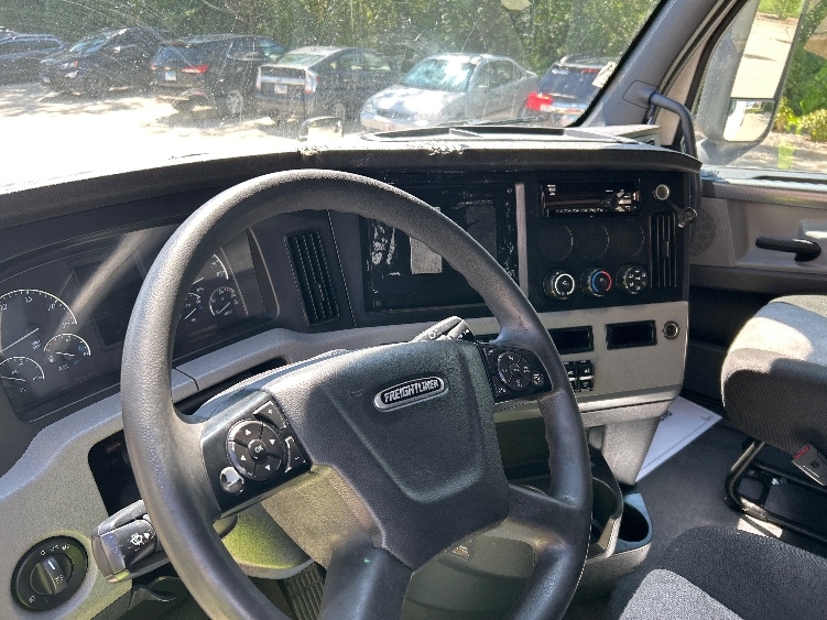 Used 2020 Freightliner Cascadia - photo 12