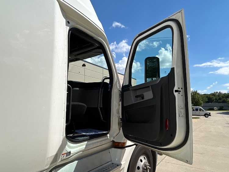 Used 2020 Freightliner Cascadia - photo 15