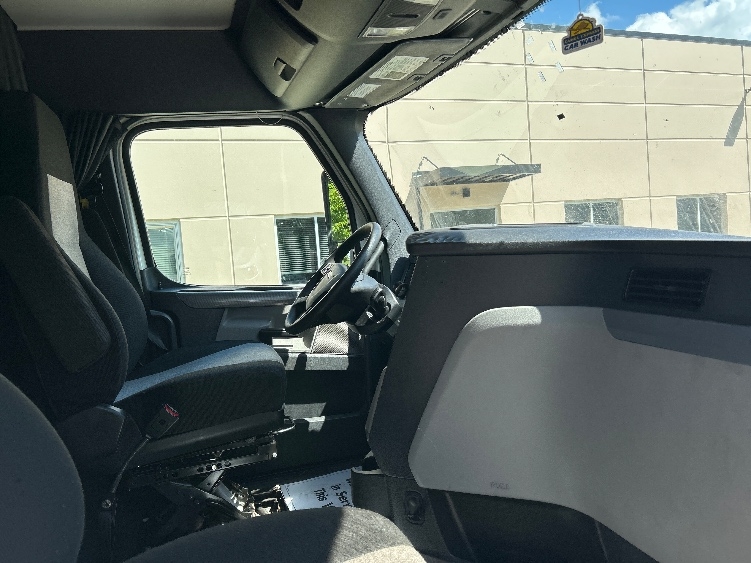 Used 2020 Freightliner Cascadia - photo 17