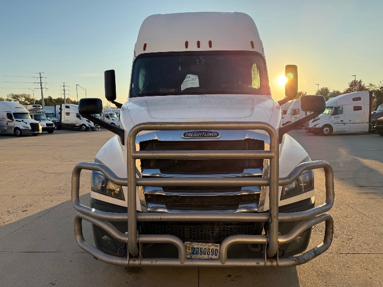 Used 2020 Freightliner Cascadia - photo 2