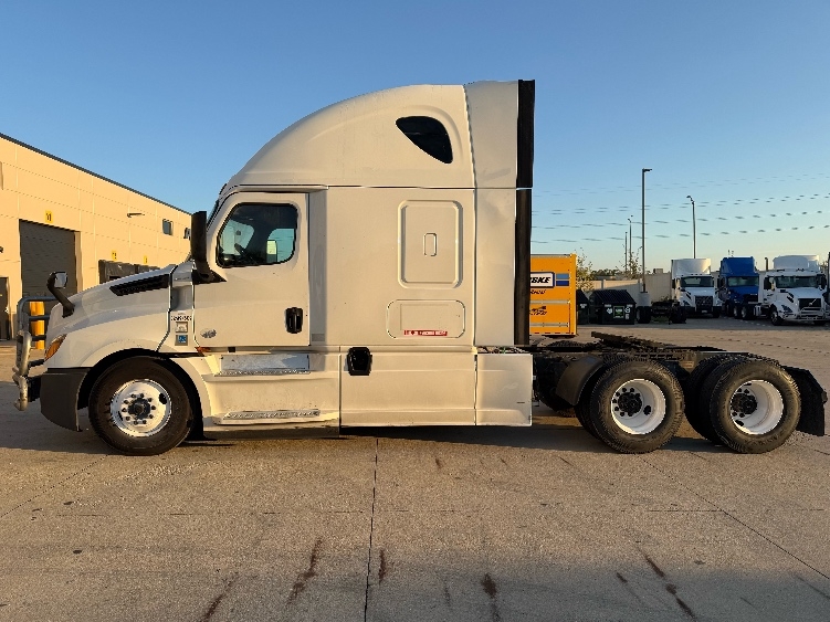 Used 2020 Freightliner Cascadia - photo 6
