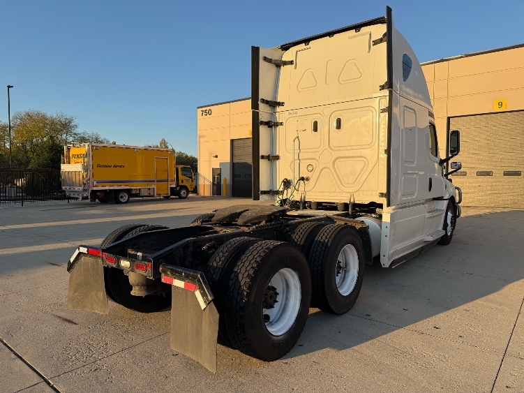 Used 2020 Freightliner Cascadia - photo 9